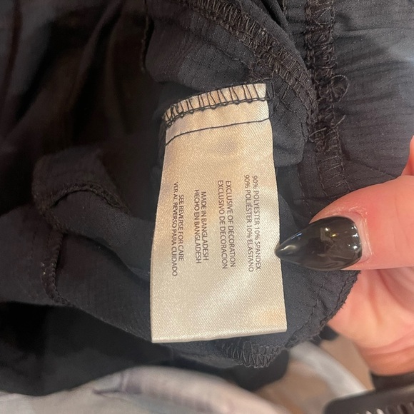 Eddie Bauer Women's Black Capri Joggers with cinch - Picture 7 of 7